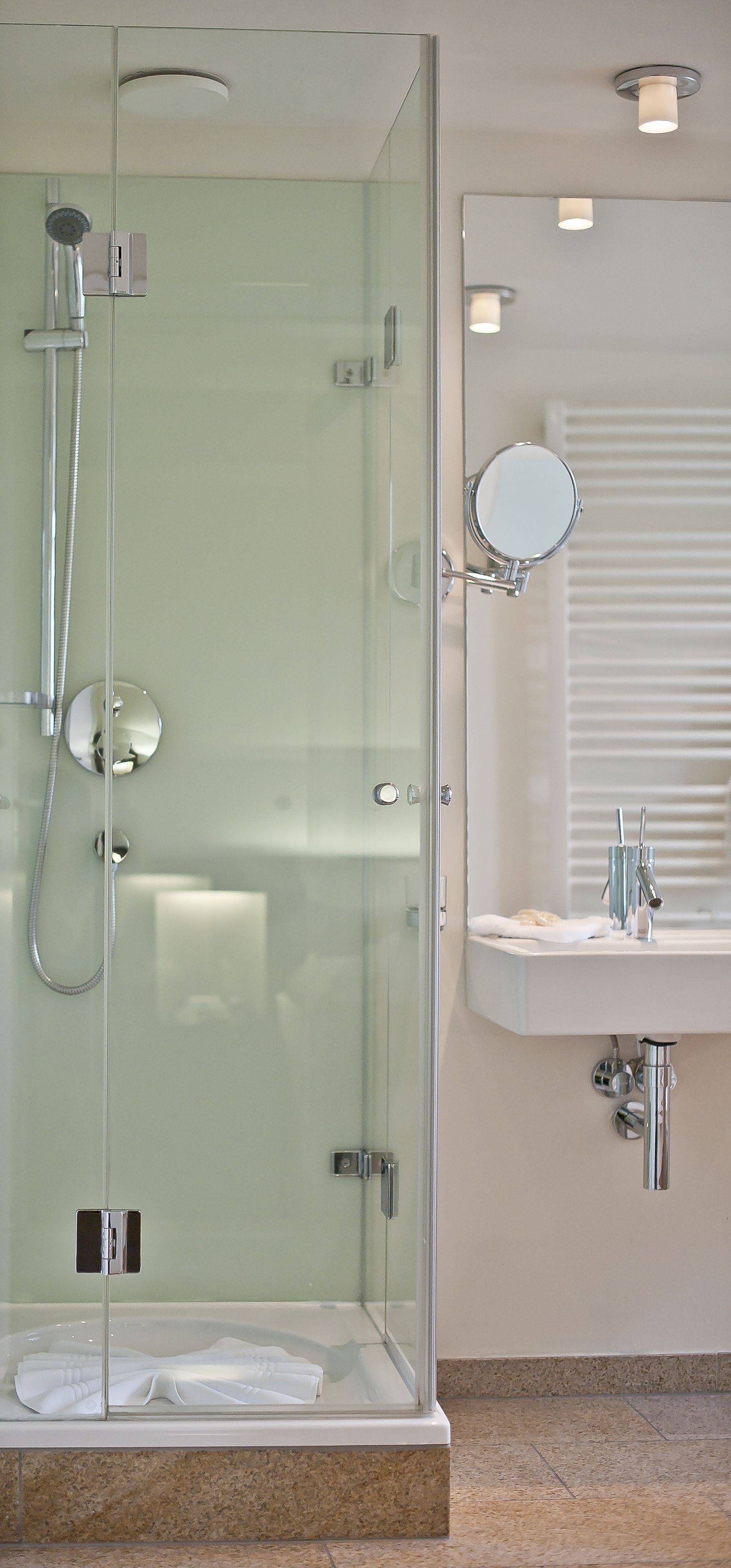 single room | bathroom shower