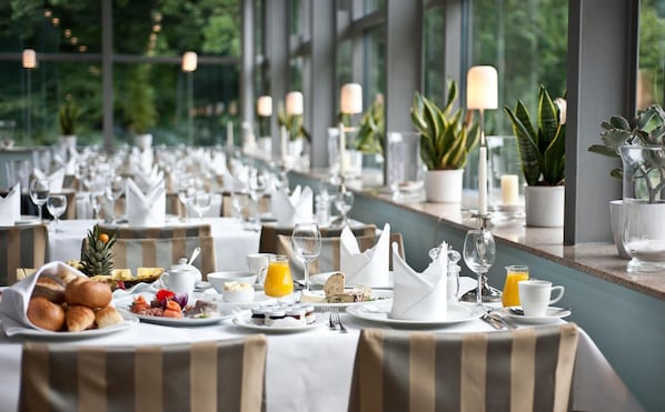 Déjeuner et dîner servis sur place