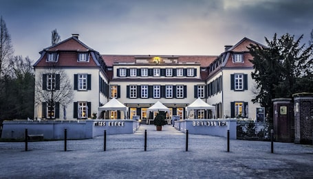 Fachada de la propiedad por la tarde o noche