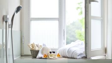 Double Room | Deep-soaking bathtub