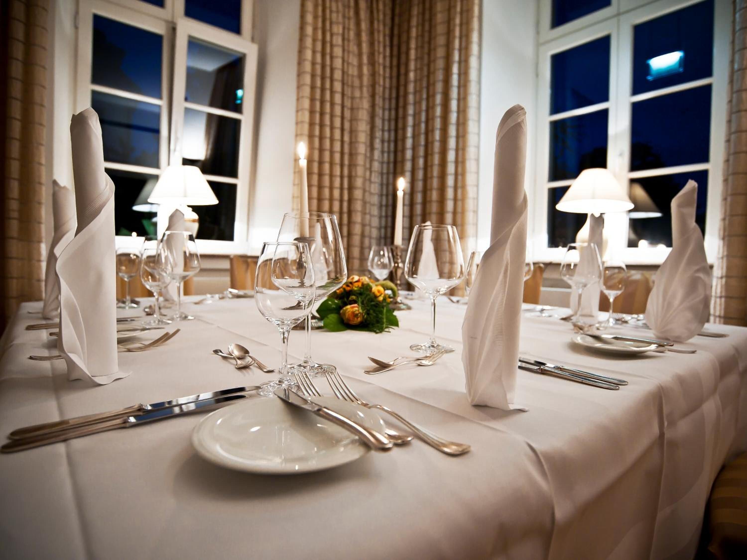 lunch and dinner served, international cuisine