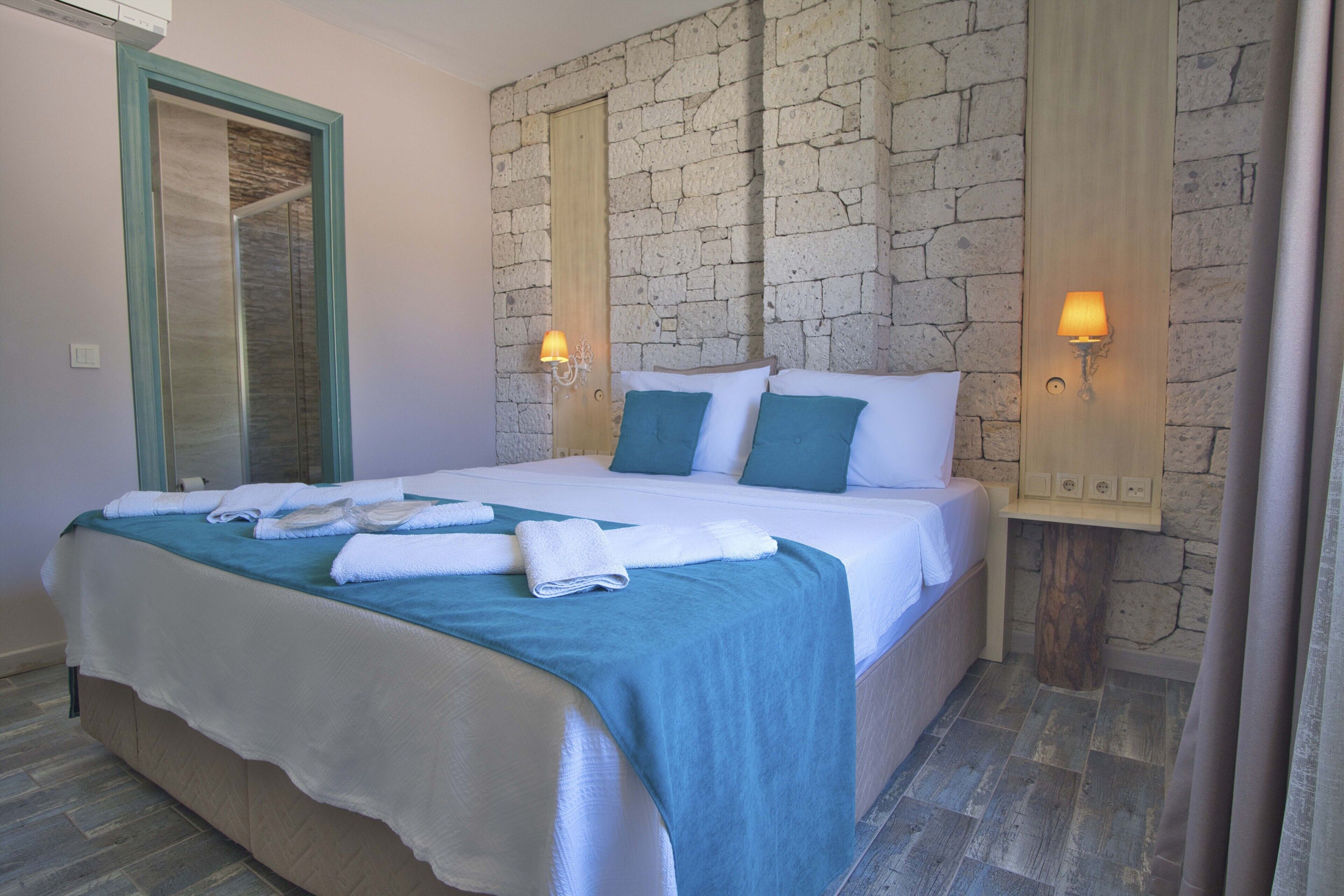 deluxe room | premium bedding, desk, iron/ironing board, free wifi