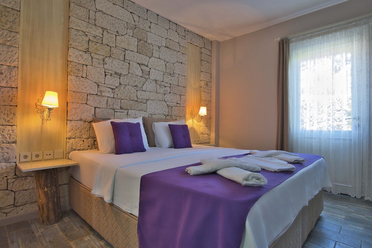 1 bedroom, premium bedding, desk, iron/ironing board