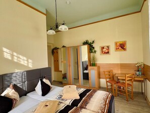 Habitación doble Confort (mit Flussblick) | Wifi gratis y ropa de cama 