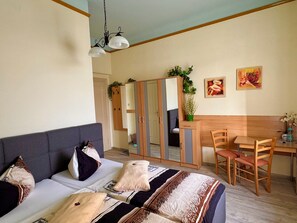 Phòng đôi tiện nghi đơn giản (mit Flussblick) | Truy cập Internet không dây miễn ph í, bộ trải giường 