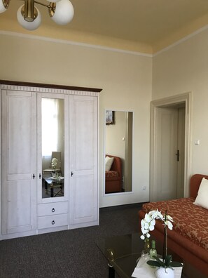 Habitación triple, para no fumadores, vista al río | Wifi gratis y ropa de cama 