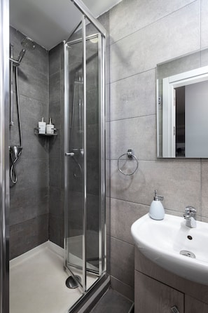Dusche, kostenlose Toilettenartikel, Haartrockner, Handtücher