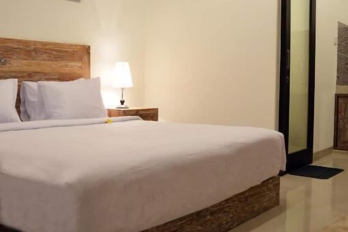 1 bedroom, premium bedding, desk, soundproofing