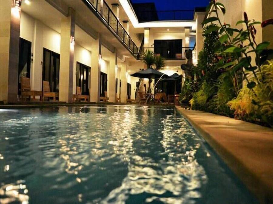 Una piscina al aire libre