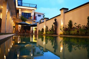 Outdoor pool - Tirtha Canggu Suites (Canggu)
