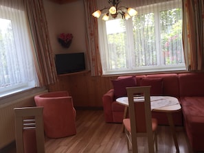 Apartment, 1 Schlafzimmer, Balkon, Bergblick (Nr. 2) | Wohnbereich | Flachbildfernseher