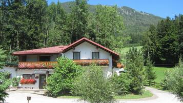 Vista frontal de la propiedad