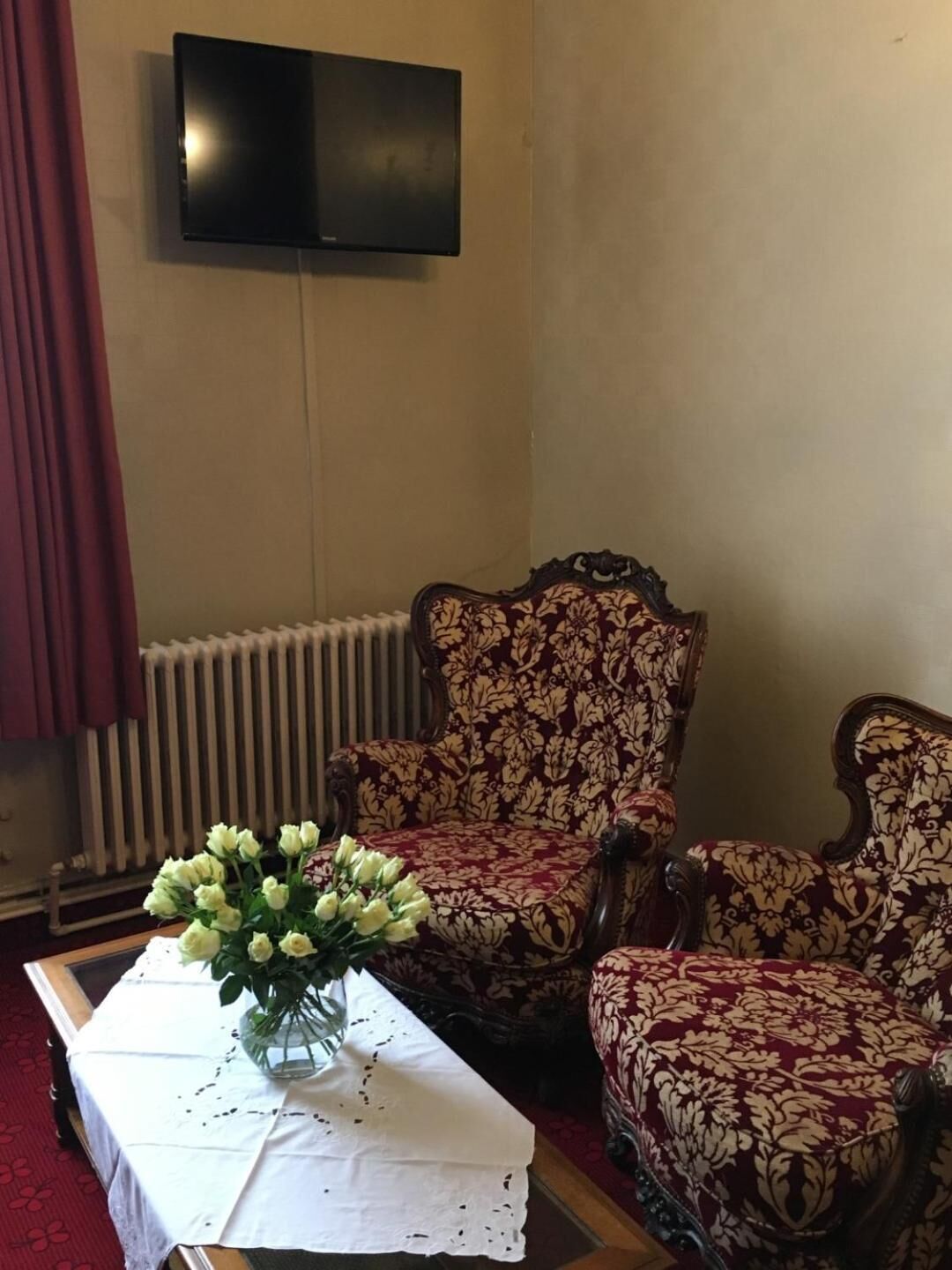 32-inch flat-screen tv with cable channels, tv