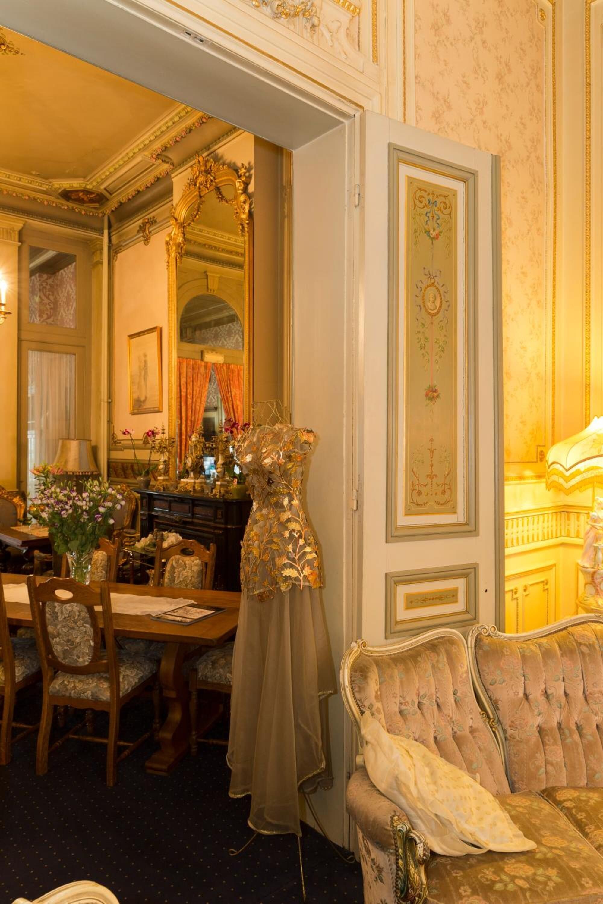 32-inch flat-screen tv with cable channels, tv