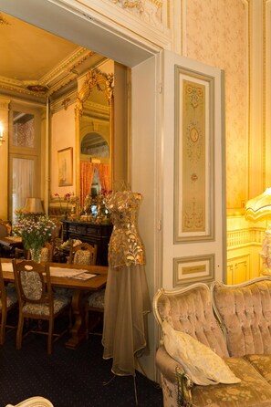 32 吋平面電視連有線電視頻道、電視