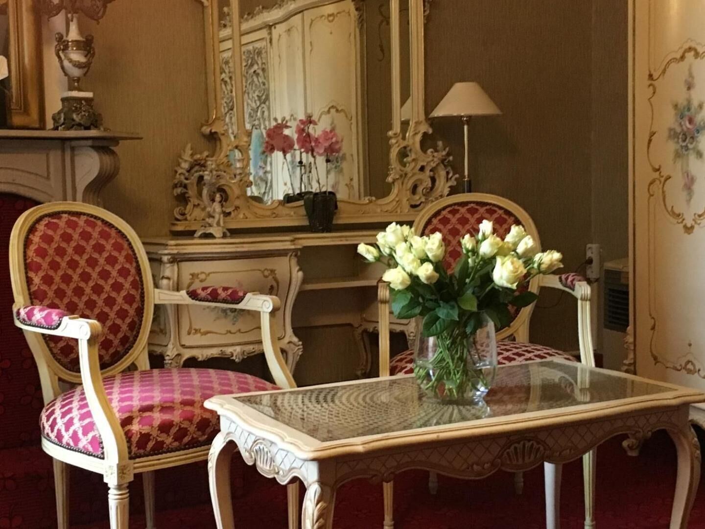 deluxe double room | minibar, in-room safe, desk, iron/ironing board