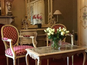 豪華雙人房 | 迷你吧、房內夾萬、書桌、熨斗/熨衫板