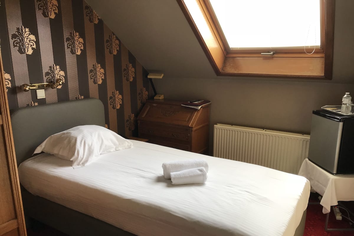 Enkelrum | Minibar, värdeförvaringsskåp på rummet och skrivbord