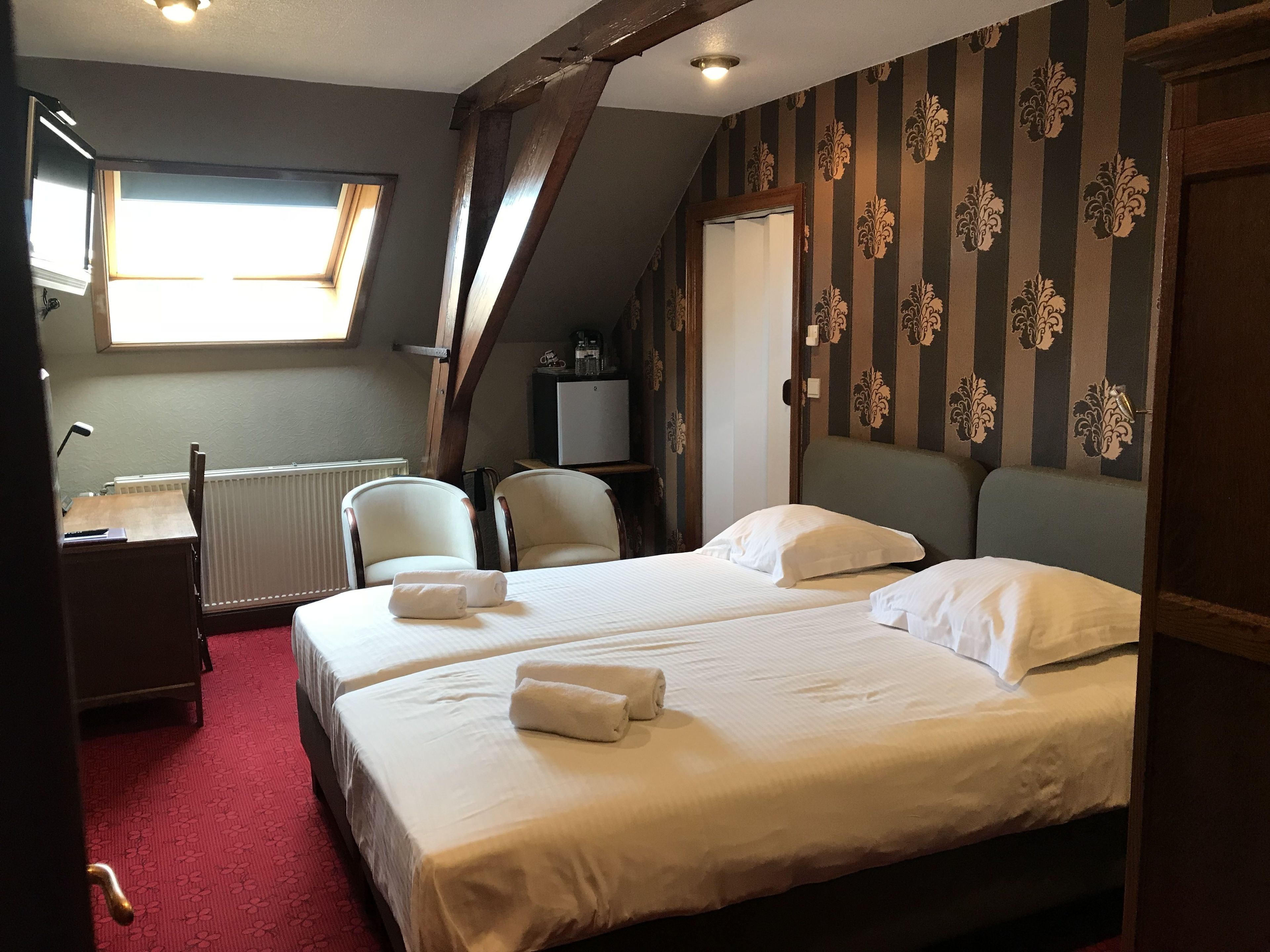 standard twin room, 2 single beds | minibar, in-room safe, desk, iron/ironing board