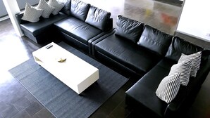 Toetasjesleilighet – comfort, 1 soverom, terrasse, utsikt mot innsjø | Oppholdsområde | Flatskjerm-TV