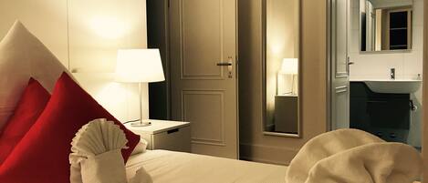 Luxury Apartment, 3 Bedrooms, Lake View, Lakeside | Iron/ironing board, free WiFi