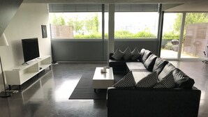 Toetasjesleilighet – comfort, 1 soverom, terrasse, utsikt mot innsjø | Oppholdsområde | Flatskjerm-TV