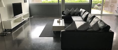 Dúplex Confort, 1 habitación, terraza, vistas al lago | Zona de estar | Una televisión de pantalla plana