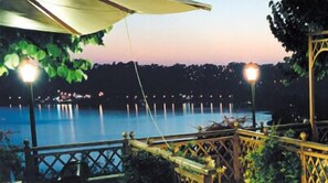 供應午餐和晚餐，地中海料理