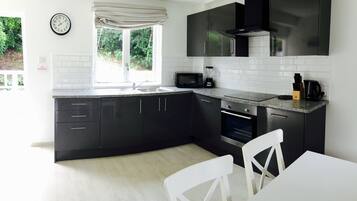 Refrigerador con congelador, microondas, horno y parrilla de estufa