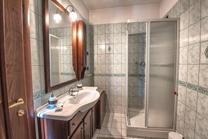 Ducha, artículos de tocador gratuitos, secador de pelo, batas
