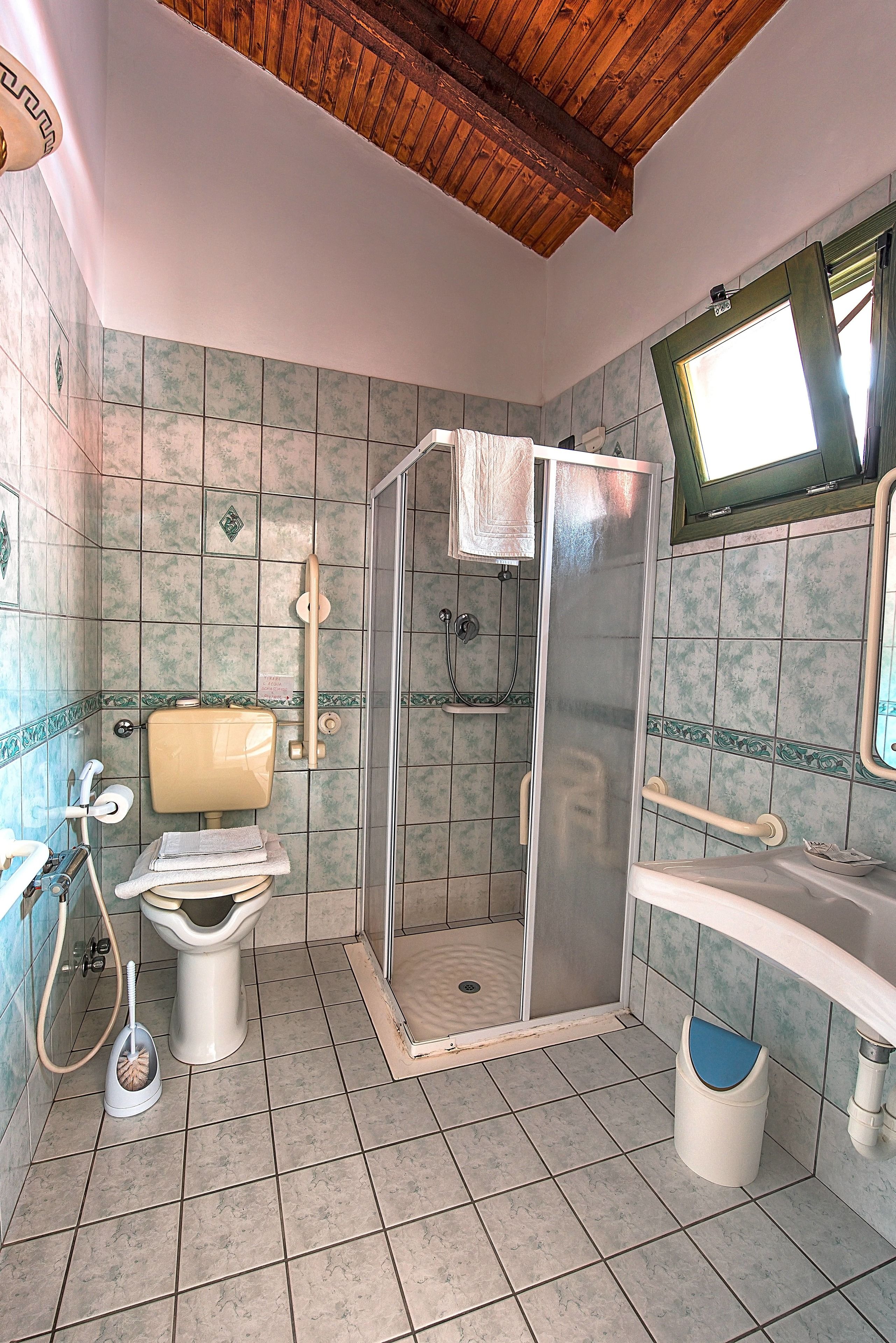Ein Badezimmer mit Toilette, Dusche und Waschbecken.