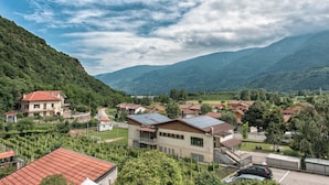 Zona residencial con casas, un estacionamiento y montañas al fondo.