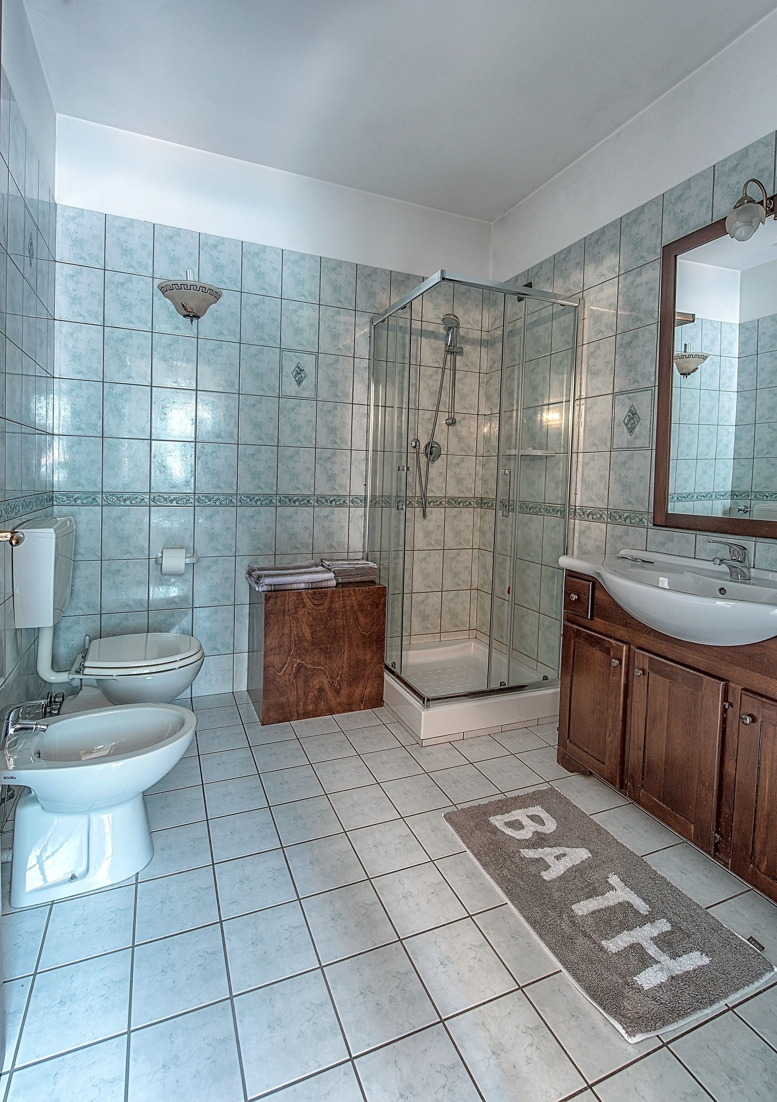 Vierbettzimmer, Bergblick | Badezimmer | Dusche, kostenlose Toilettenartikel, Haartrockner, Bademäntel