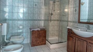 Vierbettzimmer, Bergblick | Badezimmer | Dusche, kostenlose Toilettenartikel, Haartrockner, Bademäntel
