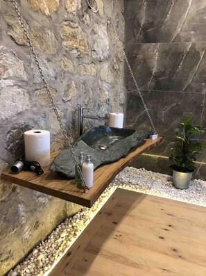 Exclusive Bungalow | Bathroom sink