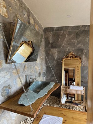 画廊树屋 | 浴室 | 免费洗浴用品、吹风机、拖鞋、毛巾