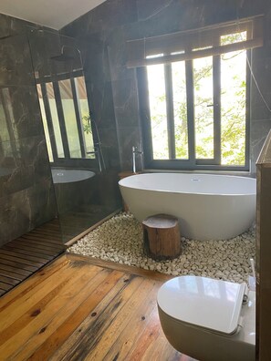 Casa en un árbol Gallery | Baño | Artículos de higiene personal gratuitos, secador de pelo y zapatillas