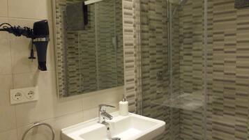 Shower, rainfall showerhead, free toiletries, hair dryer