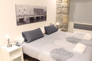 Premium bedding, memory foam beds, blackout drapes, soundproofing - Talaia HT (San Sebastián)