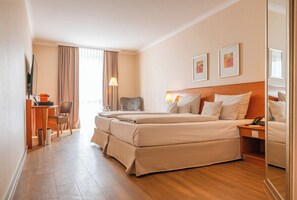 Comfort Room, 2 Single Beds, Garden View | Hypo-allergenic bedding, desk, laptop workspace, blackout curtains - PhiLeRo Hotel Köln (Cologne)