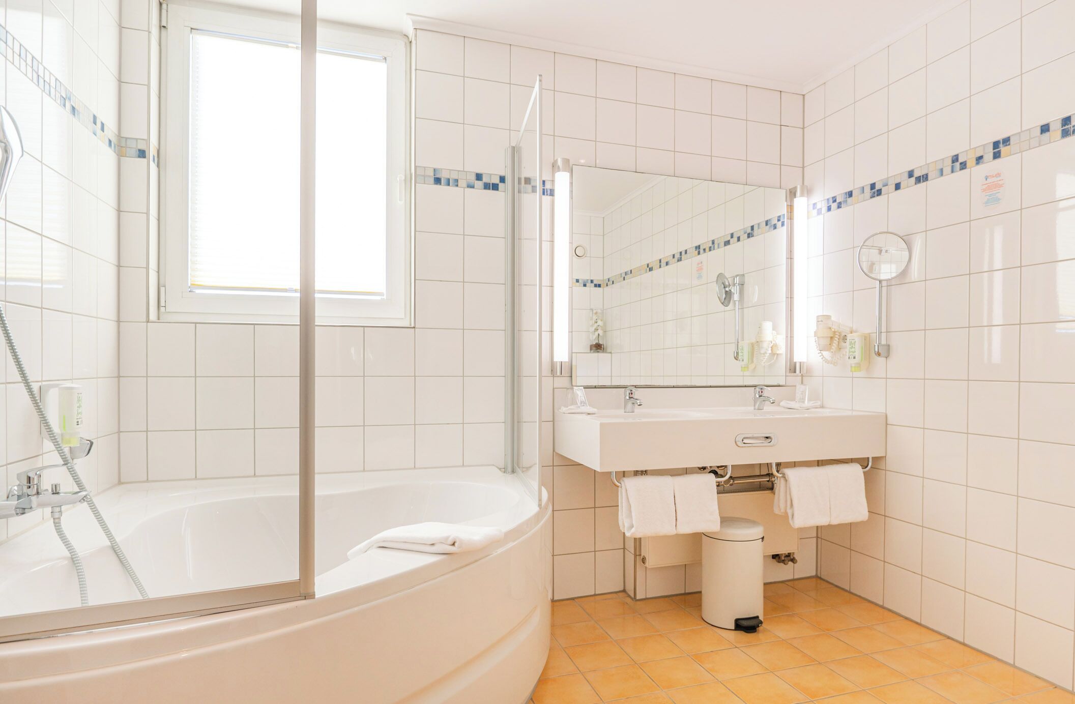 suite, 1 king bed | bathroom | combined shower/bathtub, free toiletries, hair dryer, towels