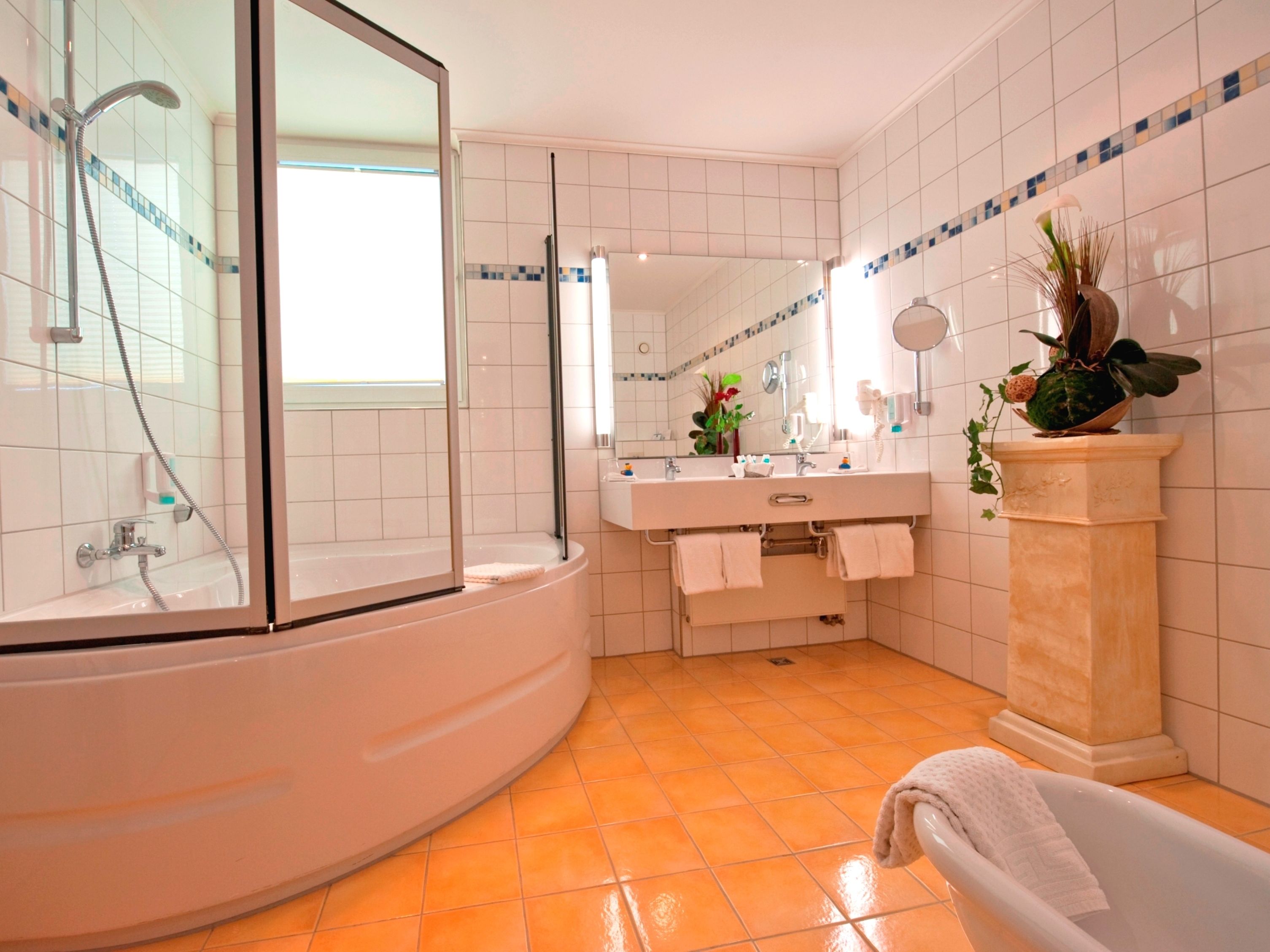 suite, 1 king bed | bathroom | combined shower/bathtub, free toiletries, hair dryer, towels