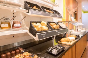 Se ofrece un desayuno bufé (25.00 EUR por persona)