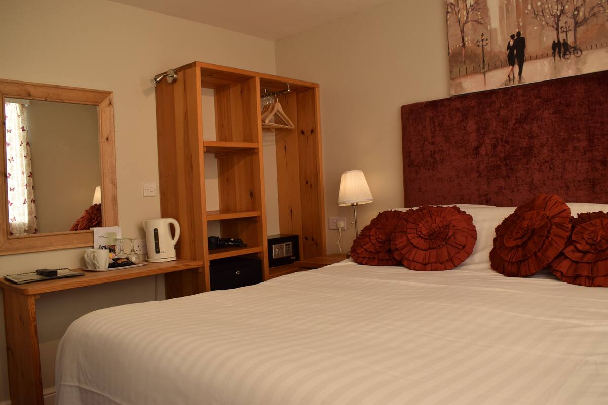 1 bedroom, Egyptian cotton sheets, premium bedding, in-room safe