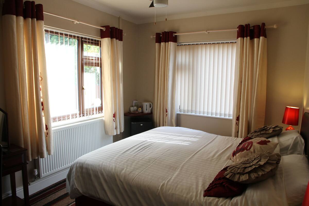 Premier Double Room, Ground Floor (Super King, Walk-in Shower) | 1 bedroom, Egyptian cotton sheets, premium bedding, in-room safe