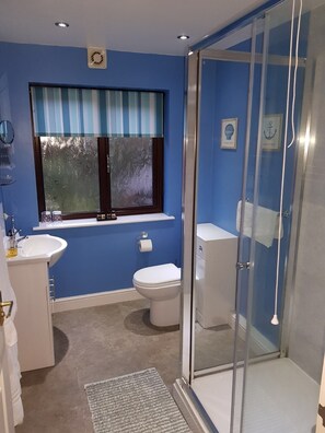 Twin Room | Bathroom | Shower, free toiletries, hair dryer, towels