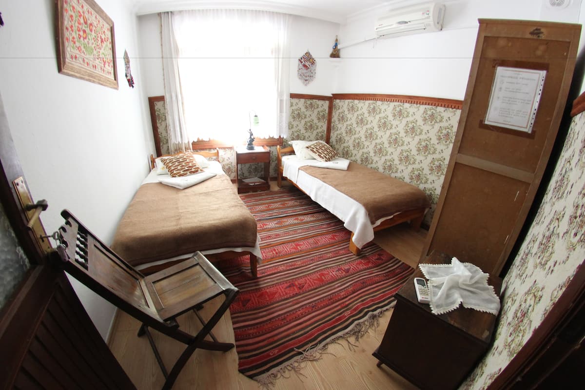 ห้องอีโคโนมีทวิน, 2 ห้องนอน, ห้องน้ำรวม | โต๊ะทำงาน, Wi-Fi ฟรี, ผ้าปูที่นอน