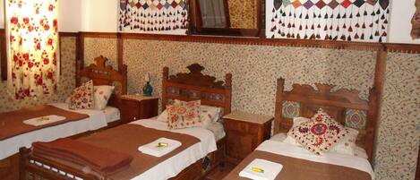 Standard Triple Room | Desk, free WiFi, bed sheets