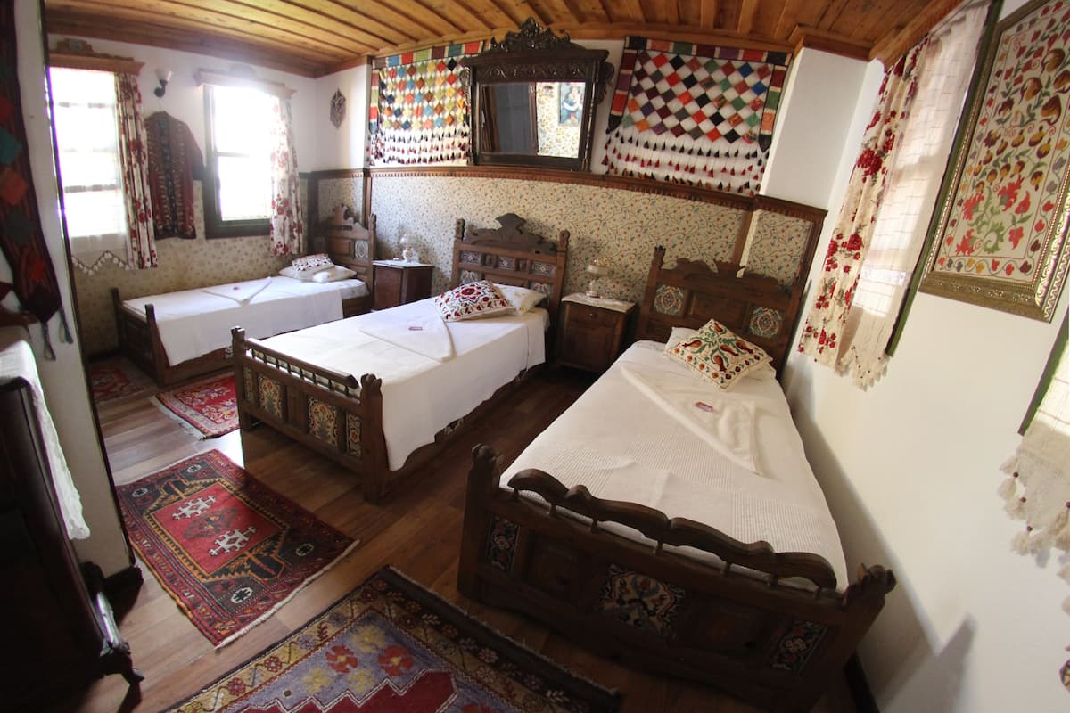 Standaard driepersoonskamer | Een bureau, gratis wifi, beddengoed