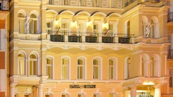 Facciata della struttura - sera/notte